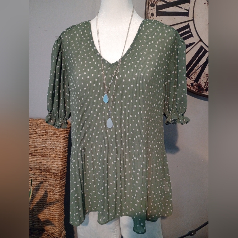 Green Polka Dot Pleated Blouse Size Medium